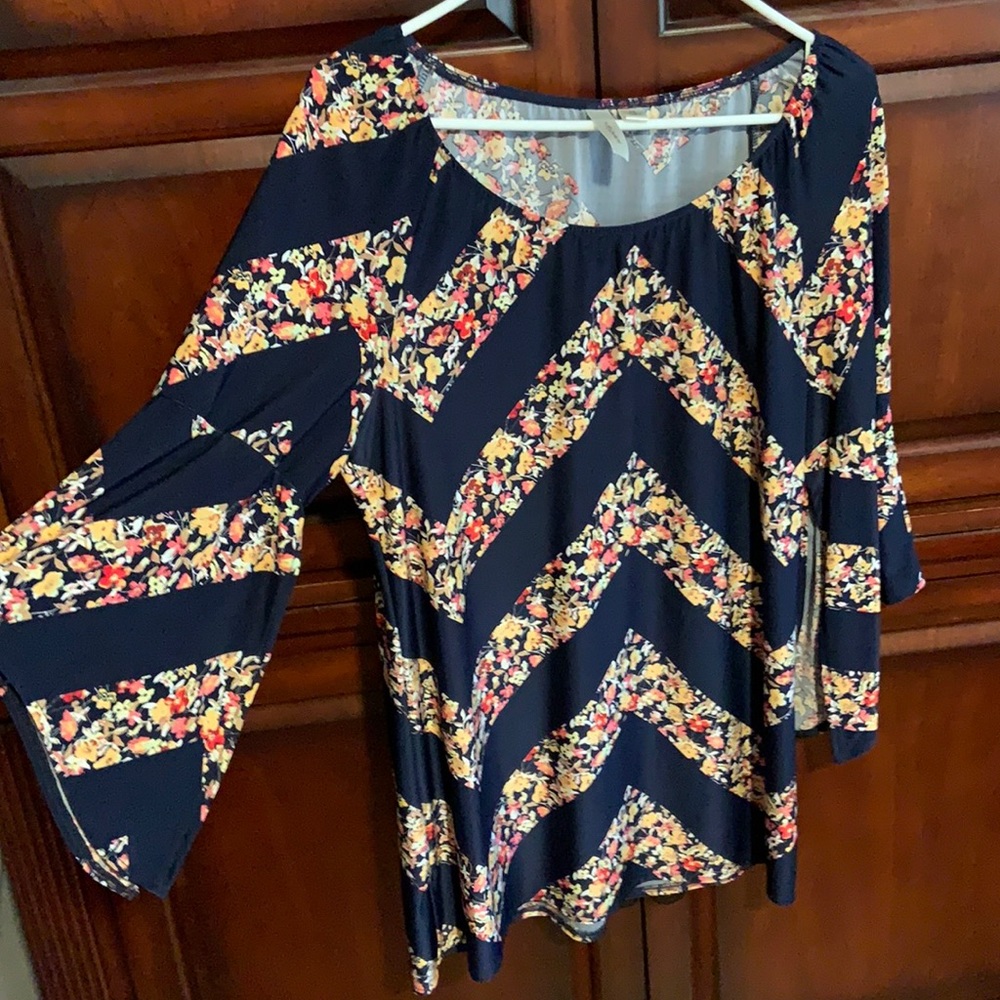 ❌SOLD Navy and Floral Chevron Top ❌